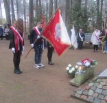 Mieszkańcy gm. Gostycyn pod pomnikiem pomordowanych w Rudzkim Moście 11.2029 18