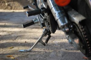 Jechał motorowerem – usłyszy 4 zarzuty