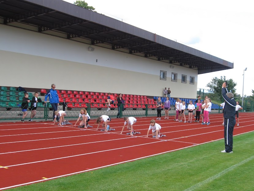 Setka lekkoatletów na stadionie