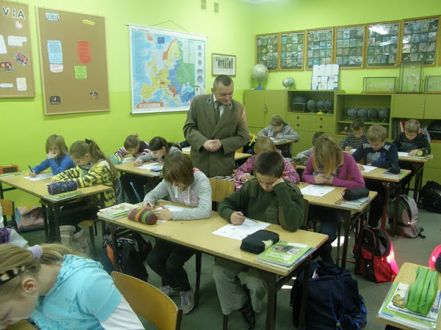 O dokarmianiu ptaków w cekcyńskiej podstawówce