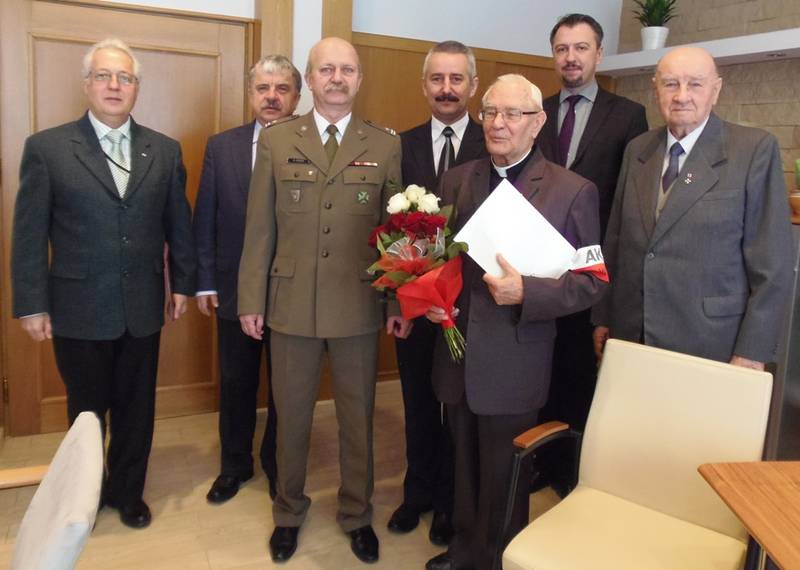 Ksiądz Czesław Wierzbicki ze stopniem kapitańskim
