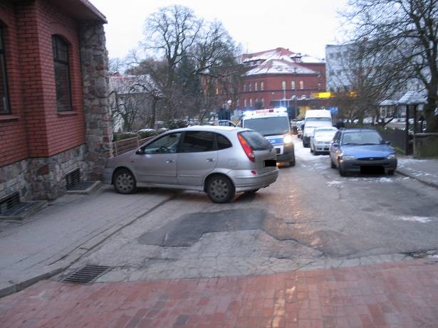 Stanął w poprzek ulicy