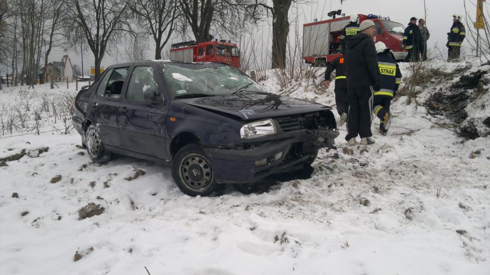 Dachował samochód z dzieckiem (AKTUALIZACJA)