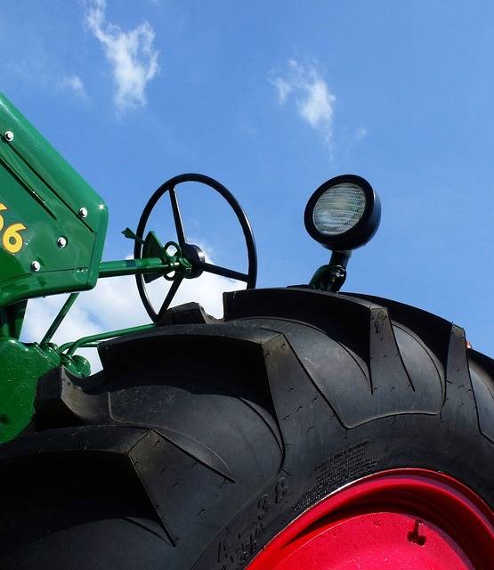 On i jego traktor nie powinni znaleźć się na drodze. Sprawdź dlaczego!