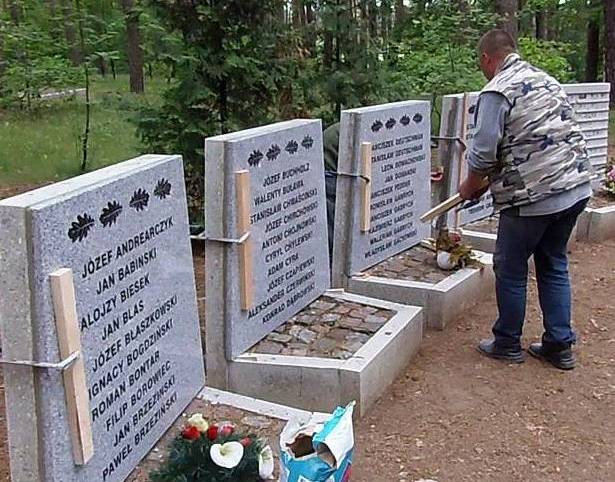 Nowe tablice przy Pomniku Pomordowanych w Tucholi Rudzkim Moście