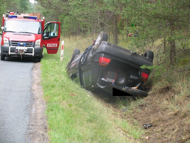 Zjechał do rowu i dachował