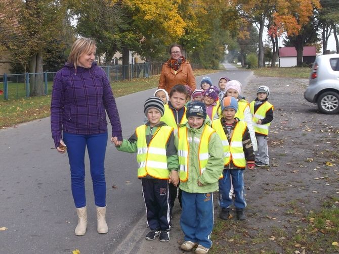 Dzieci w kamizelkach odblaskowych