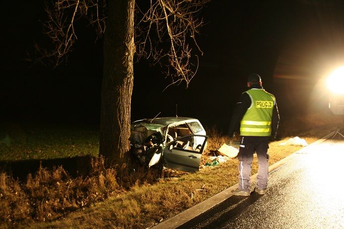 Uderzył w drzewo – groźny wypadek na prostej drodze