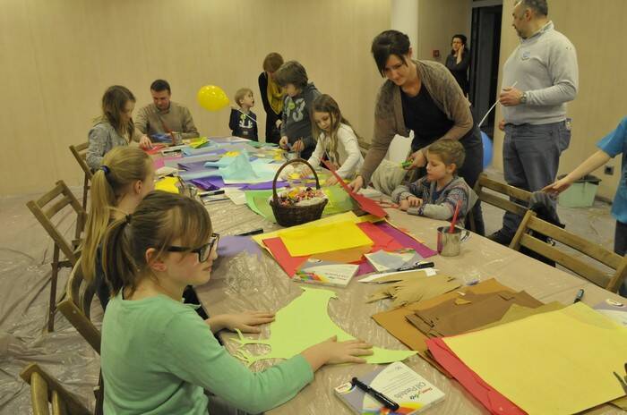 Przedszkolaki rysują kartki wielkanocne – konkurs