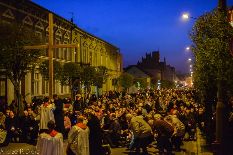 Droga Krzyżowa w Tucholi (ZDJĘCIA)