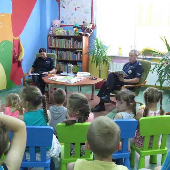 Policjanci czytają dzieciom