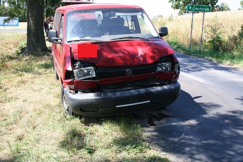 Bus uderzył w ciężarówkę