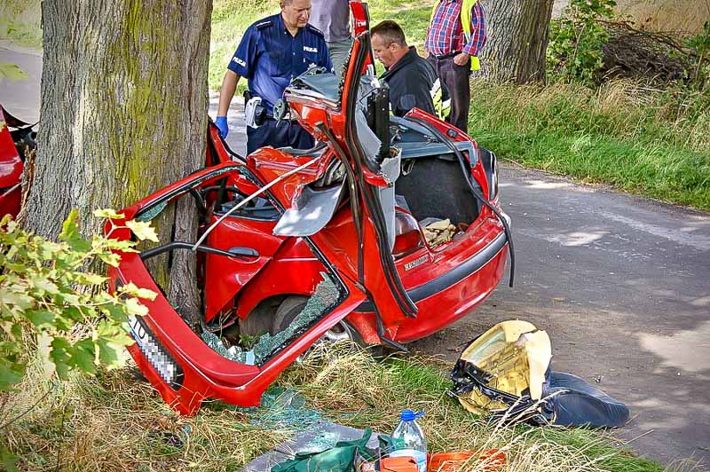 Samochód owinął się wokół drzewa (ZDJĘCIA) AKTUALIZACJA