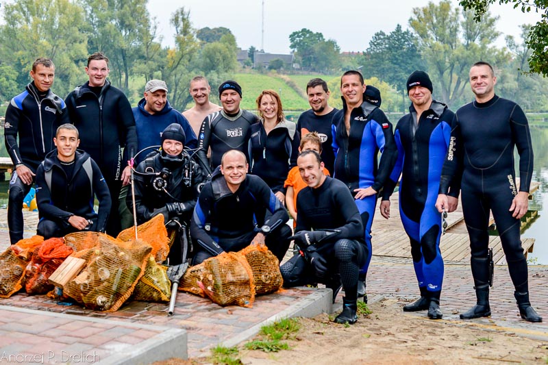 Kosz na śmieci, trzonek od miotły, działający zegarek