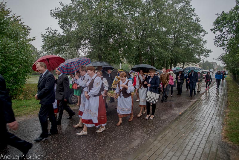 Korowód dożynkowy szedł w deszczu (ZDJĘCIA)
