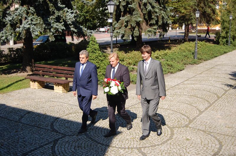 Zarząd powiatu pod Pomnikiem Mauzoleum Ofiar Faszyzmu