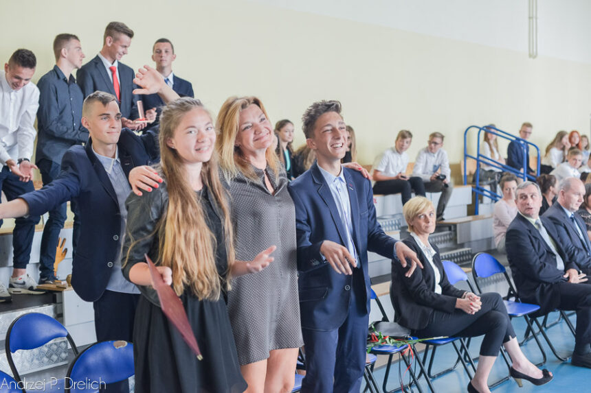 Gimnazjaliści opuścili mury szkoły (ZDJĘCIA)