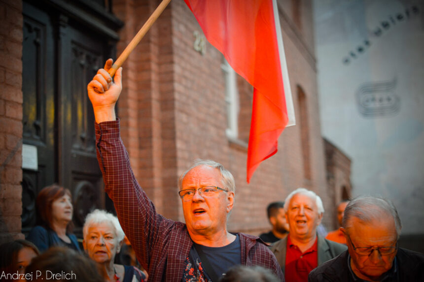 Brawo MY – skandowali uczestnicy protestu przed tucholskim sądem (ZDJĘCIA, WIDEO)