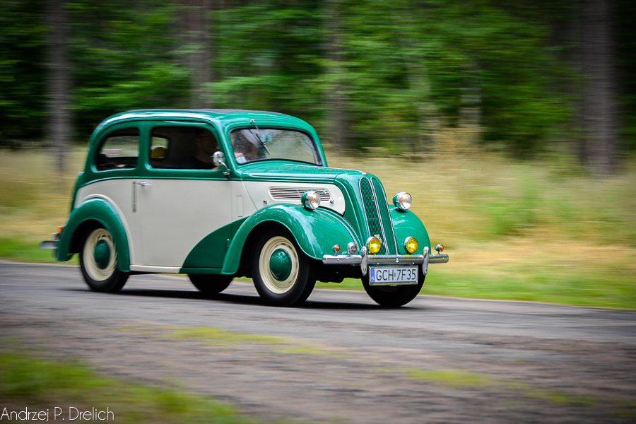 Zabytkowymi pojazdami objechali Bory Tucholskie (ZDJĘCIA)