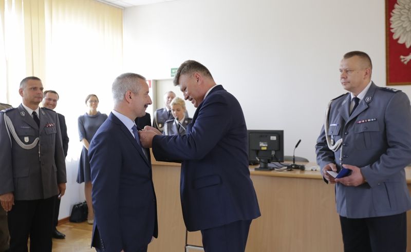 Burmistrz Tucholi uhonorowany złotym medalem przez szefa MSWiA