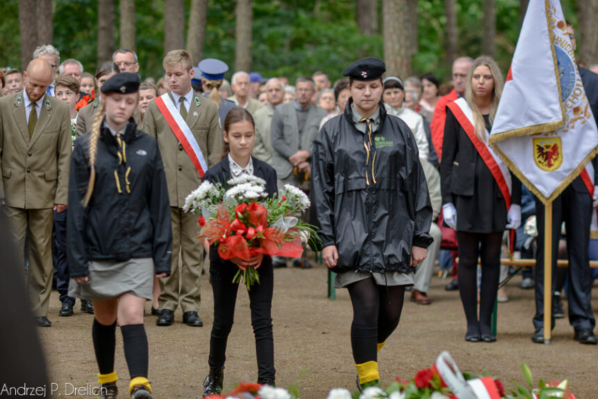 Uroczystości pod Pomnikiem Pomordowanych w Rudzkim Moście (ZDJĘCIA)
