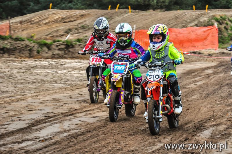 Dzieciaki na torze motocrossowym