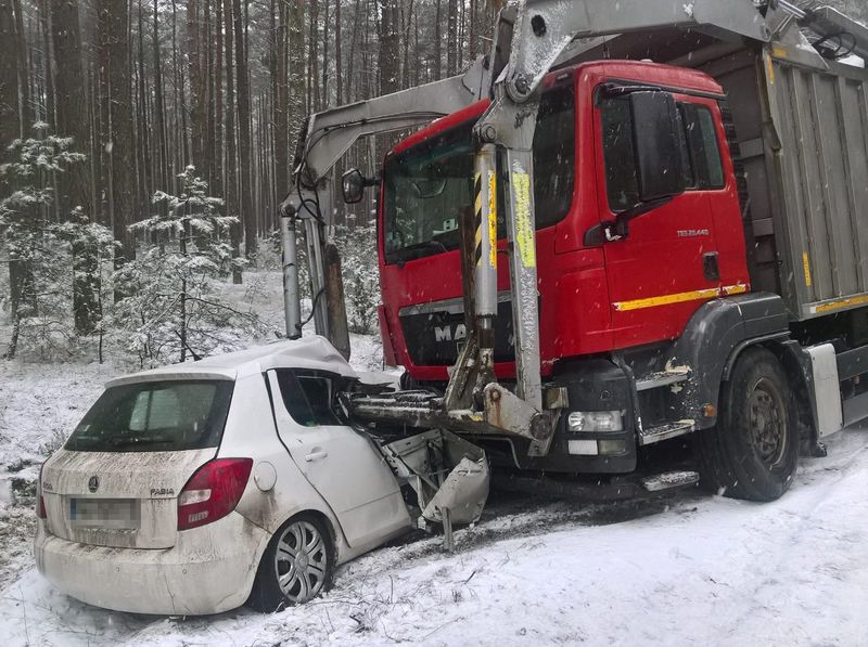 Fabią wbił się w ciężarówkę – wyglądało groźnie (ZDJĘCIA)