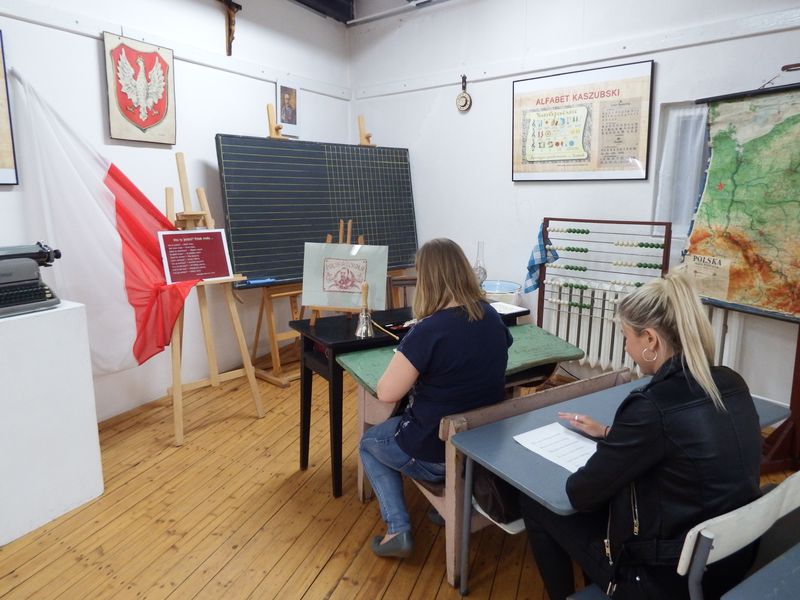 Muzealne mury w wieczornym świetle sztuki i kultury