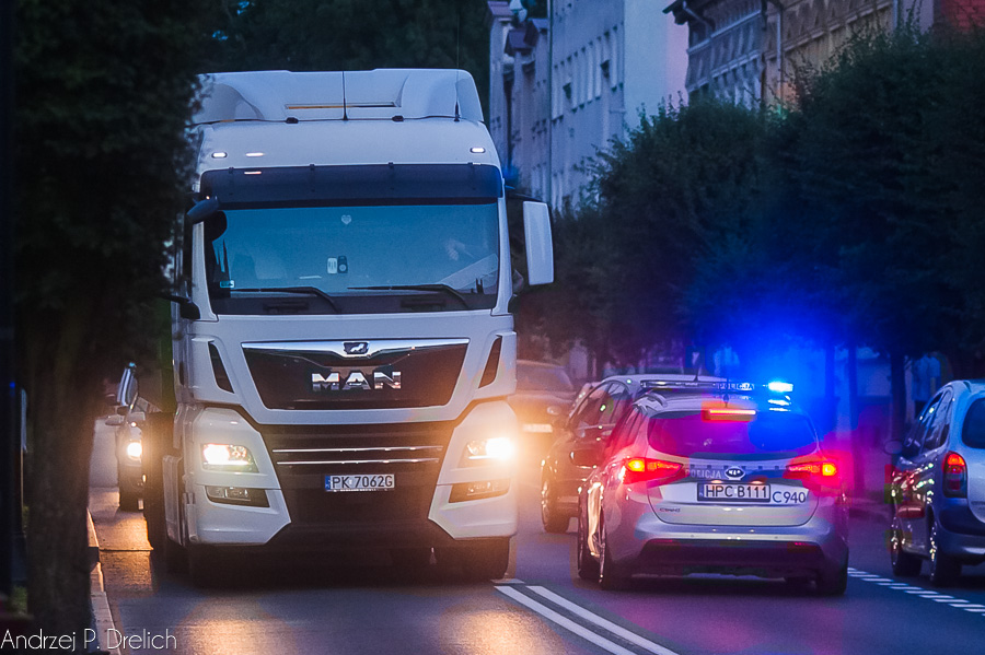 TIR na Świeckiej – interwencja drogówki (ZDJĘCIA)