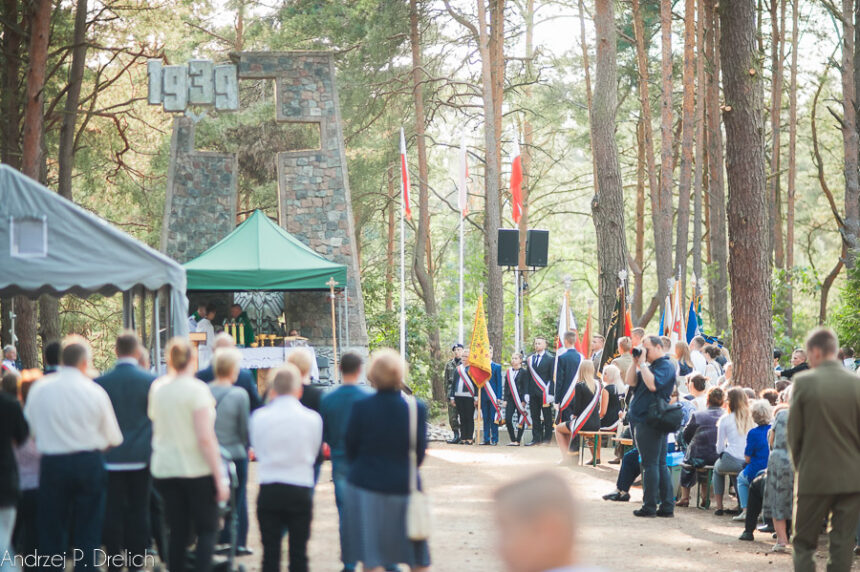 Uroczystość pod Pomnikiem Pomordowanych w Tucholi Rudzkim Moście (ZDJĘCIA)
