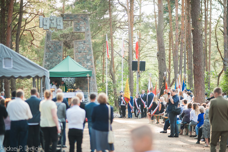 Uroczystość pod Pomnikiem Pomordowanych w Tucholi Rudzkim Moście (ZDJĘCIA)