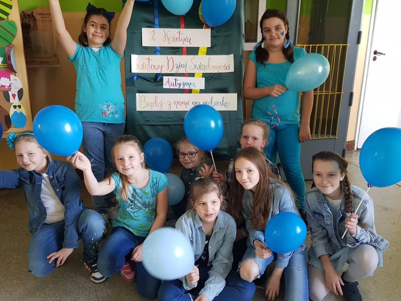 Szkoła na niebiesko – piękny gest w solidarności z osobami z autyzmem (ZDJĘCIA)