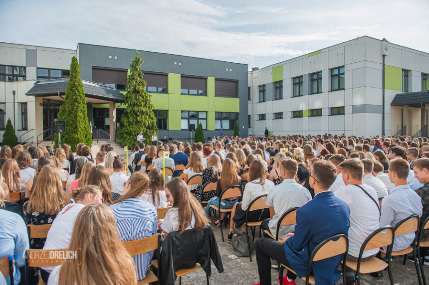 Rok szkolny rozpoczął podwójny rocznik (ZDJĘCIA)