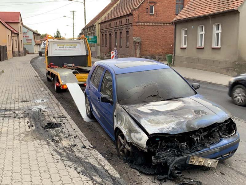 Pod sklepem spalił się samochód (ZDJĘCIA)