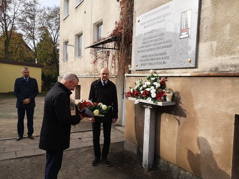 Nowa tablica na budynku byłego więzienia w Tucholi (ZDJĘCIA)