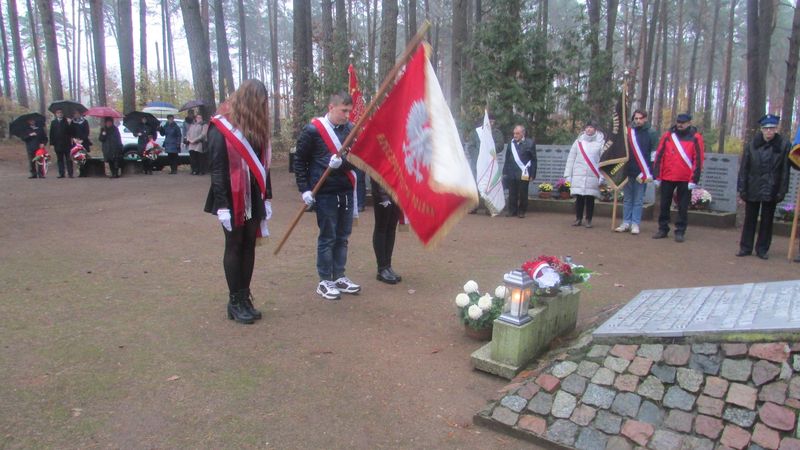 Mieszkańcy gminy Gostycyn pod pomnikiem w Rudzkim Moście (ZDJĘCIA)