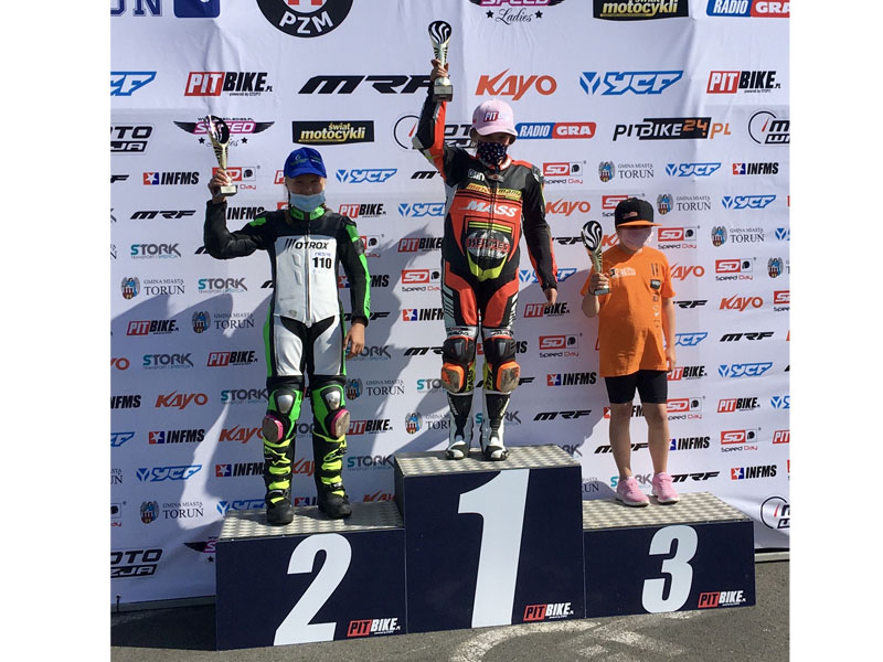 Tosia Rogalska na podium Rundy rozgrzewkowej na asfalcie Mistrzostw Okręgu Bydgoskiego