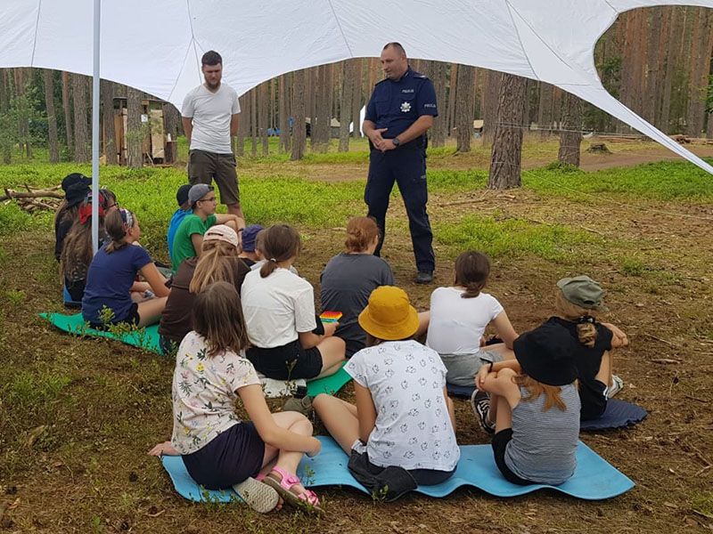 Dzielnicowy z wizytą u harcerzy