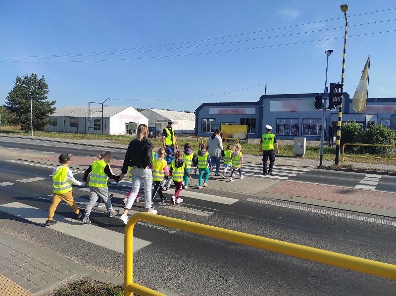 Jak bezpiecznie przechodzić przez ulicę? (ZDJĘCIA)