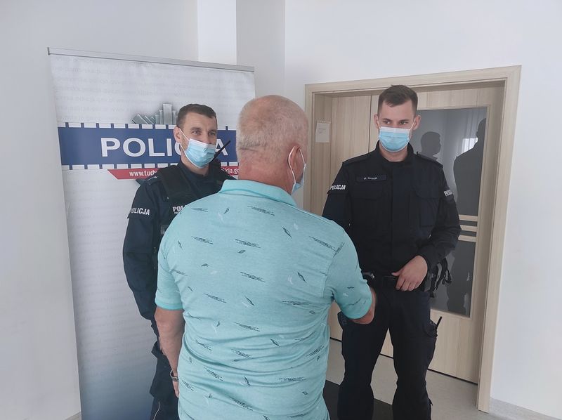 Policjanci uratowali tonącego wędkarza