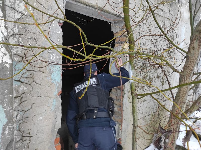 Policjanci sprawdzają miejsca, w których przebywają bezdomni
