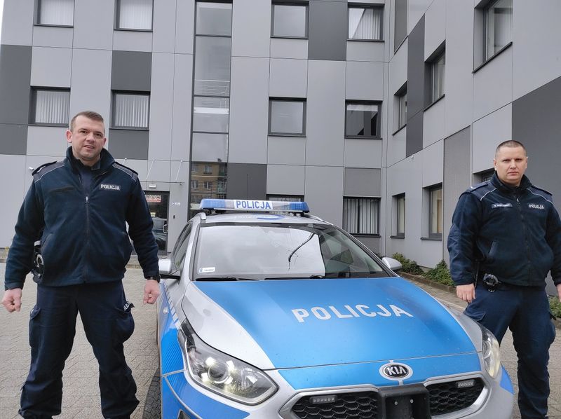 Policjanci ewakuowali mieszkańców z zadymionego domu