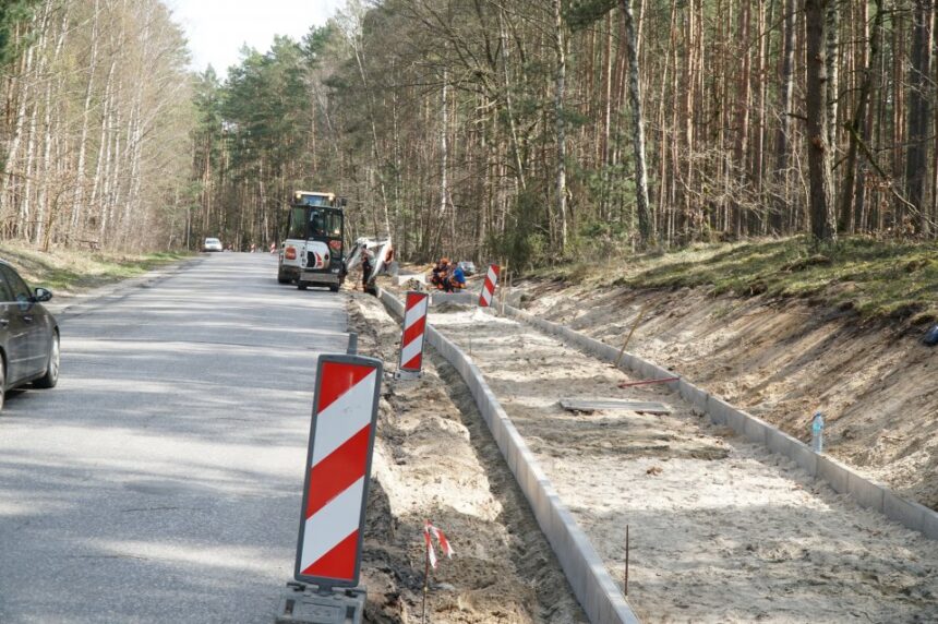 Trwają prace przy budowie drogi dla rowerów na odcinku Cekcyn-Rudzki Most