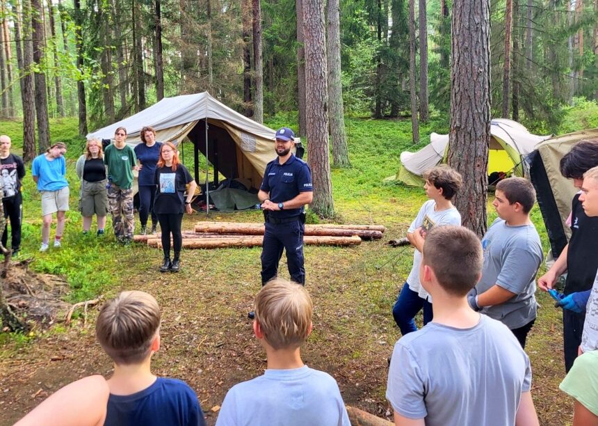 Tucholscy policjanci z wizytą u harcerzy