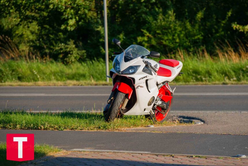 Motocykl wjechał w auto – wypadek koło Bladowa (ZDJĘCIA)