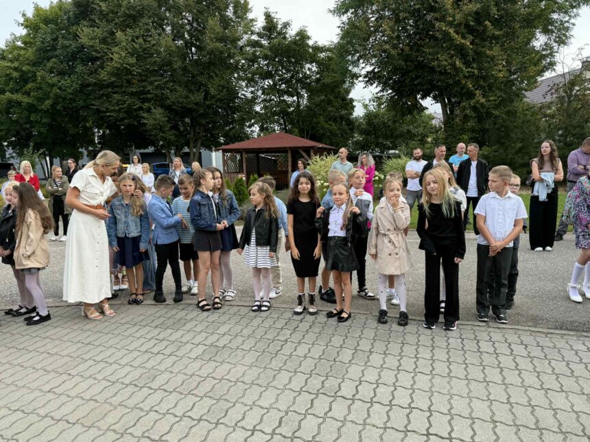 Pierwszy dzwonek w szkole w Rudzkim Moście (ZDJĘCIA)