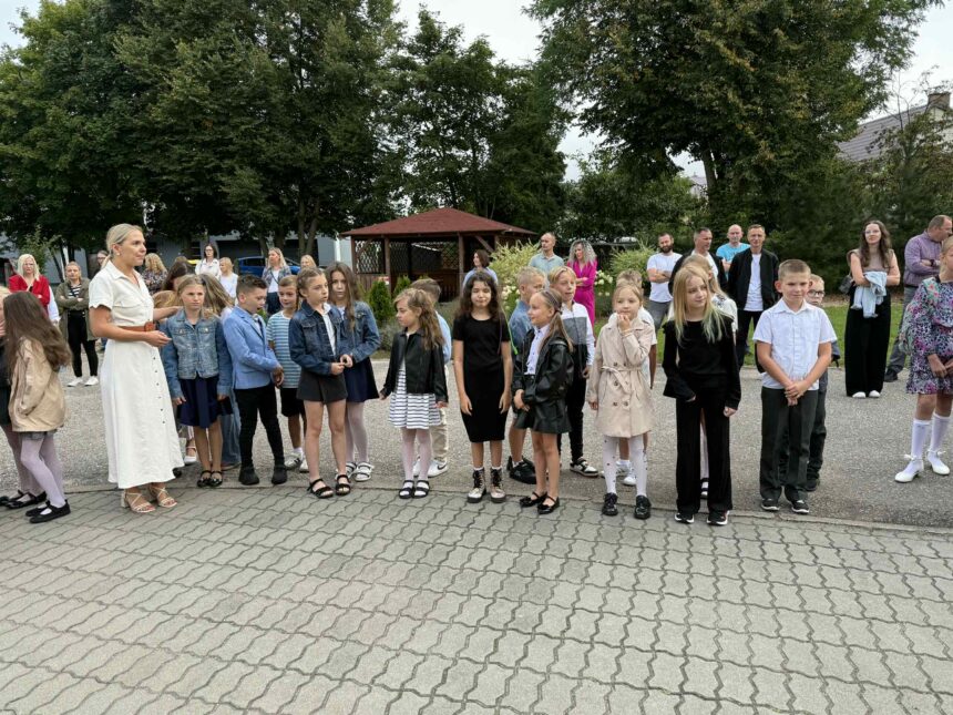 Pierwszy dzwonek w szkole w Rudzkim Moście (ZDJĘCIA)