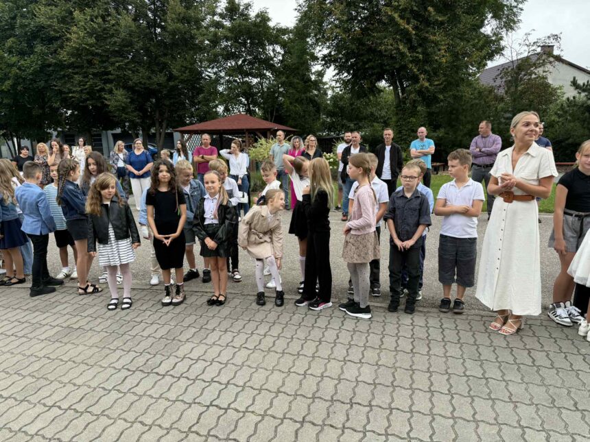 Pierwszy dzwonek w szkole w Rudzkim Moście (ZDJĘCIA)