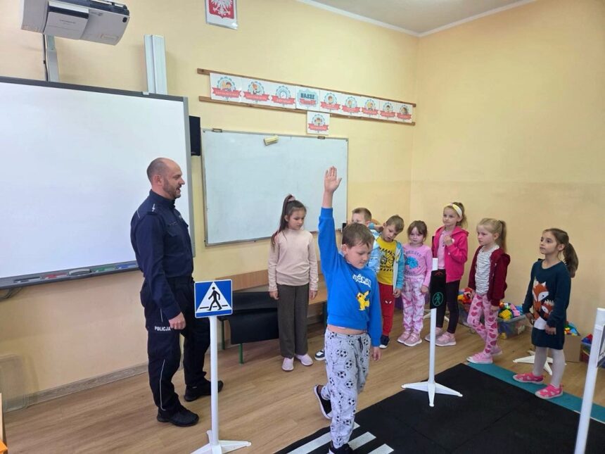 Policjanci przypomnieli uczniom zasady bezpieczeństwa na drodze