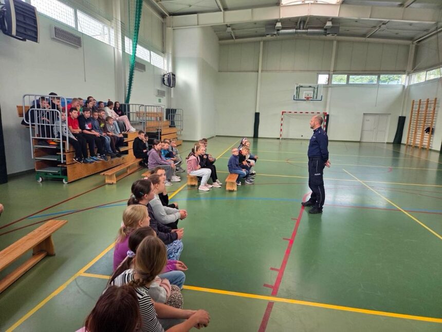 Policjanci przypomnieli uczniom zasady bezpieczeństwa na drodze